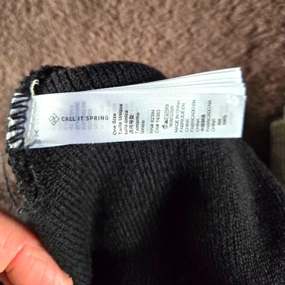 2 women's Toques - Picture 3 of 6